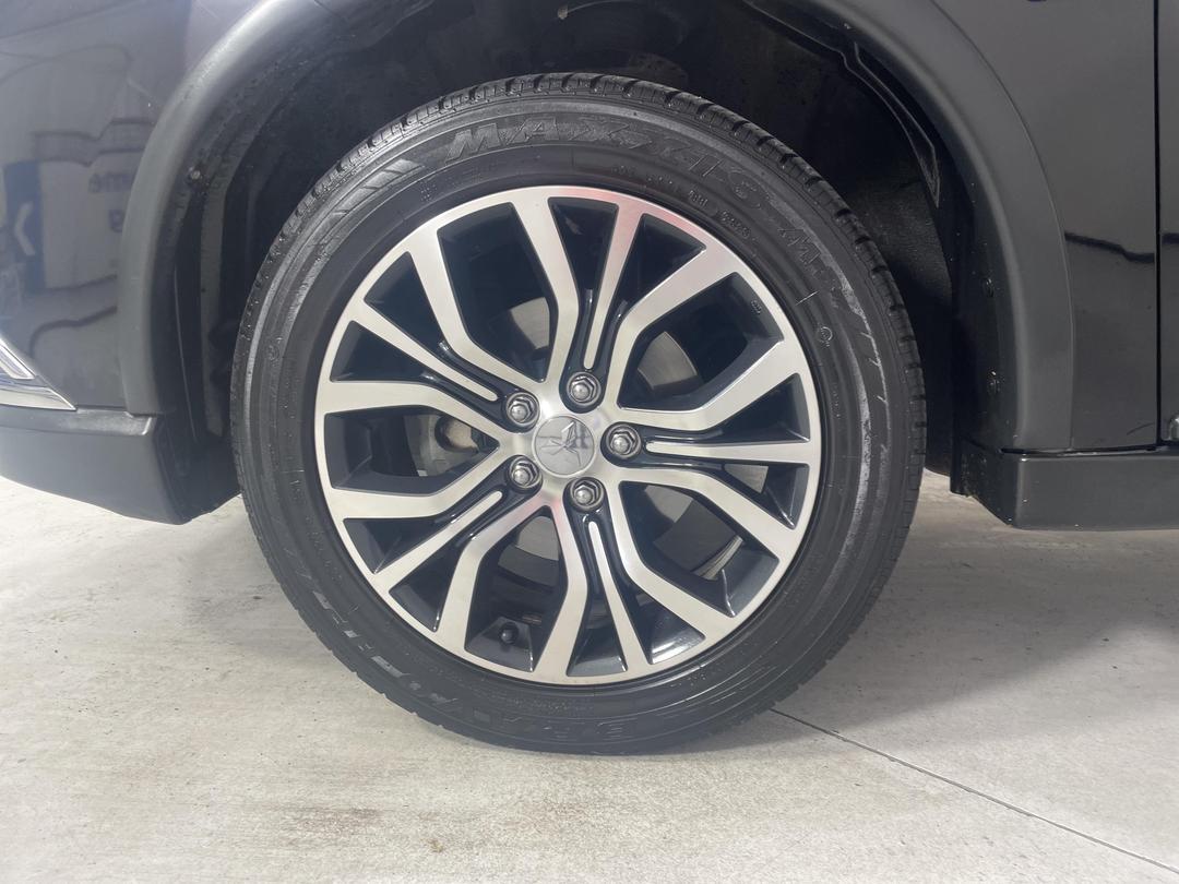 Photo '10' of Mitsubishi Outlander