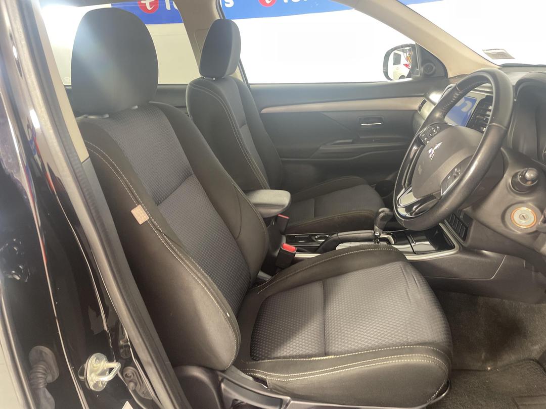 Photo '16' of Mitsubishi Outlander