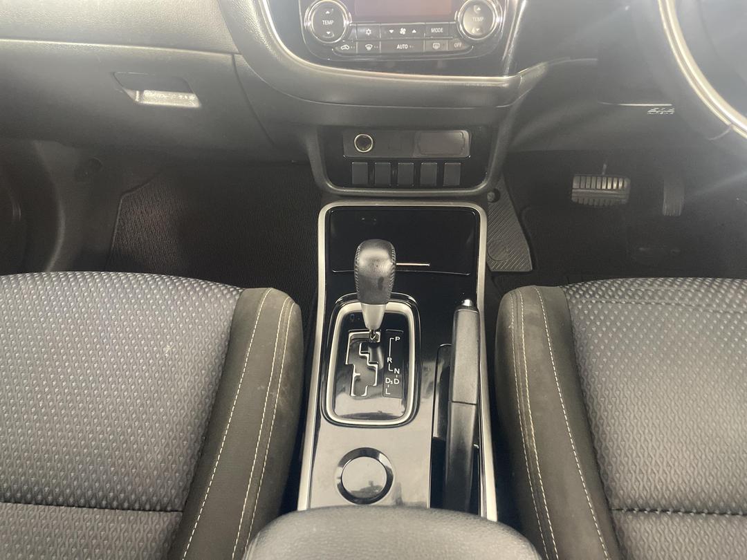 Photo '18' of Mitsubishi Outlander