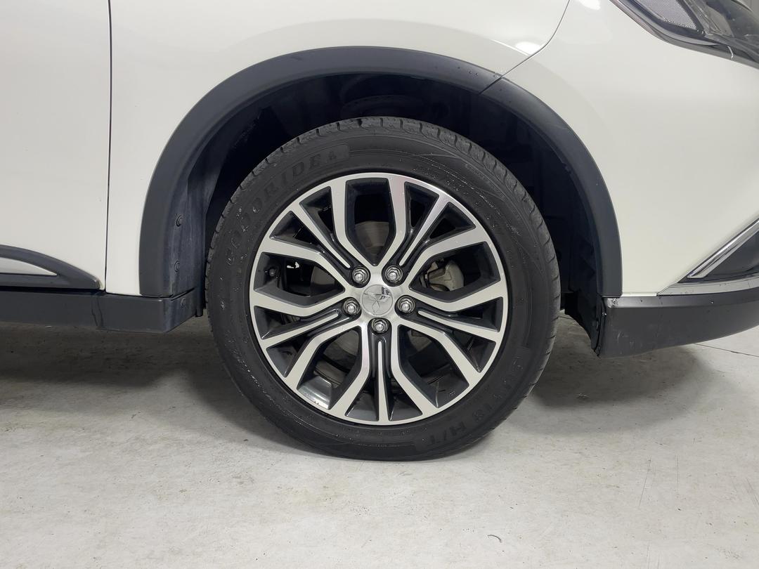 Photo '9' of Mitsubishi Outlander