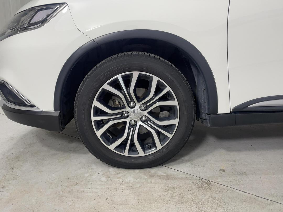 Photo '10' of Mitsubishi Outlander