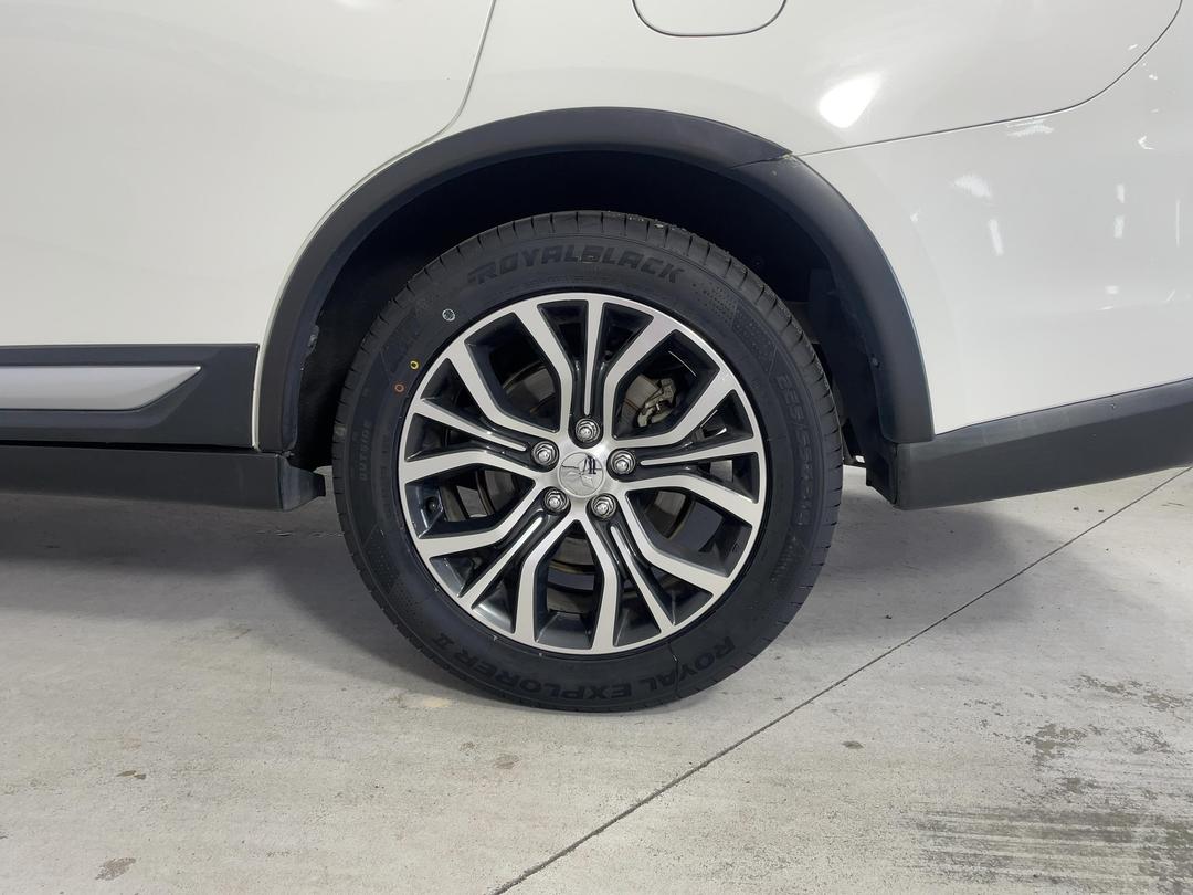 Photo '11' of Mitsubishi Outlander