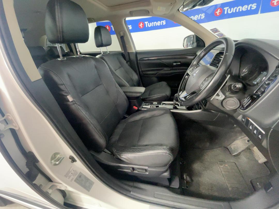 Photo '16' of Mitsubishi Outlander