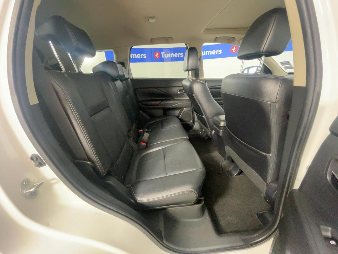 Photo '20' of Mitsubishi Outlander