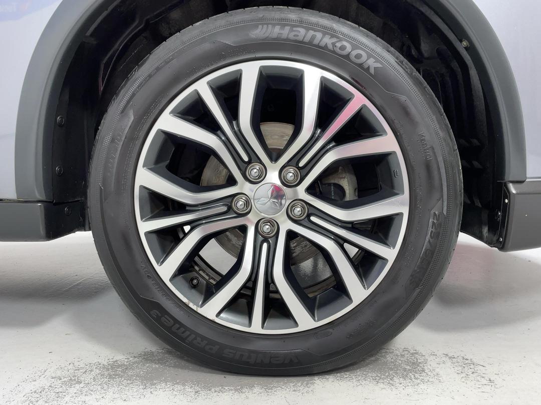 Photo '9' of Mitsubishi Outlander