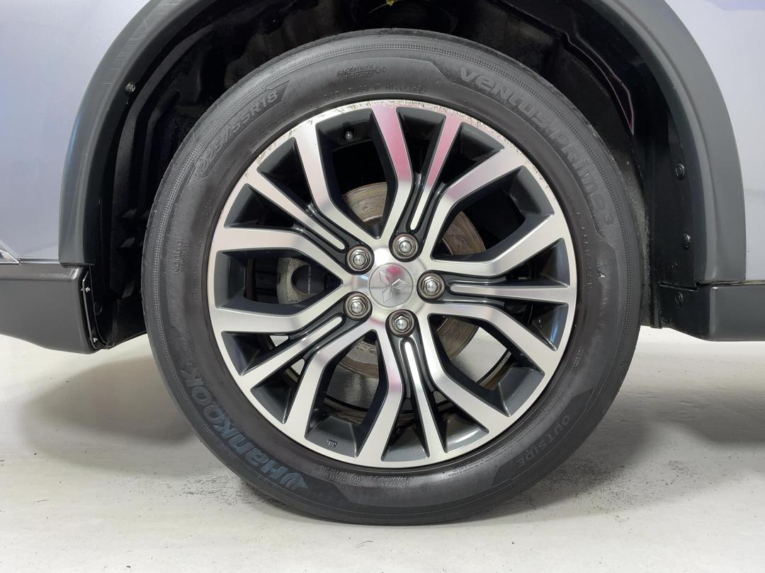 Photo '10' of Mitsubishi Outlander