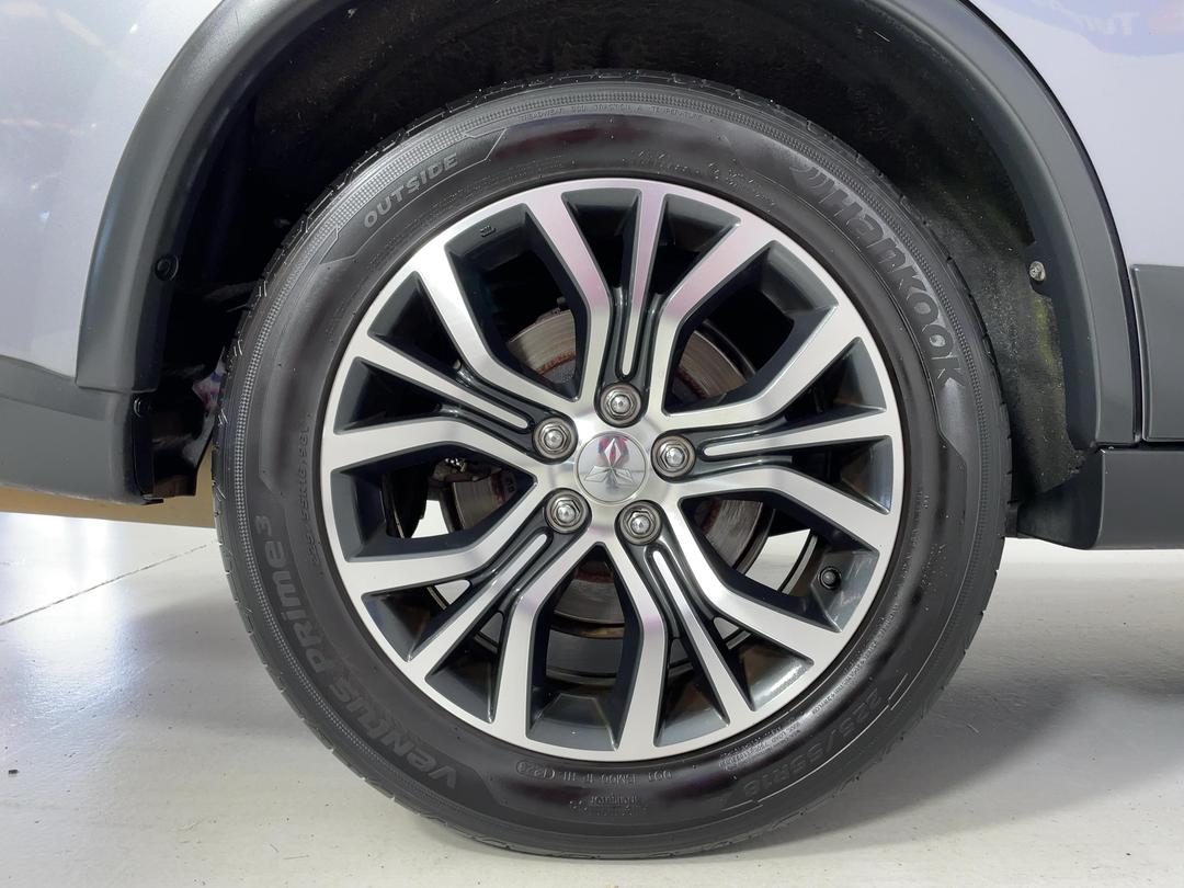 Photo '12' of Mitsubishi Outlander