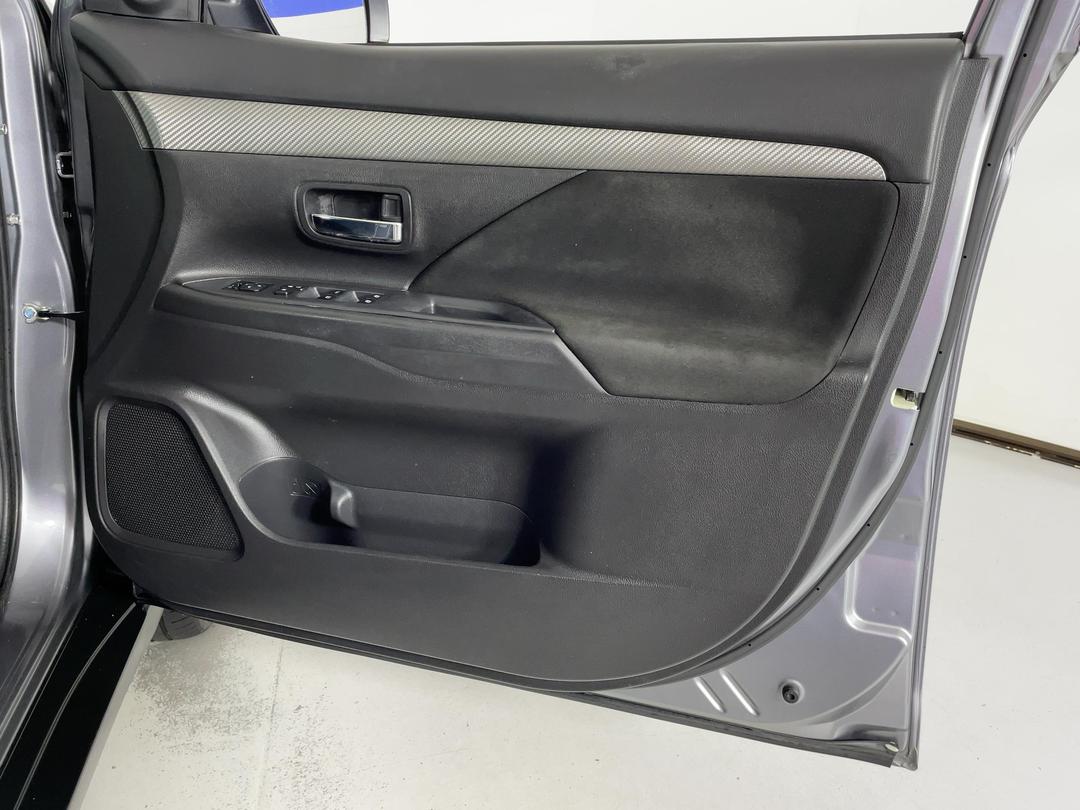 Photo '15' of Mitsubishi Outlander