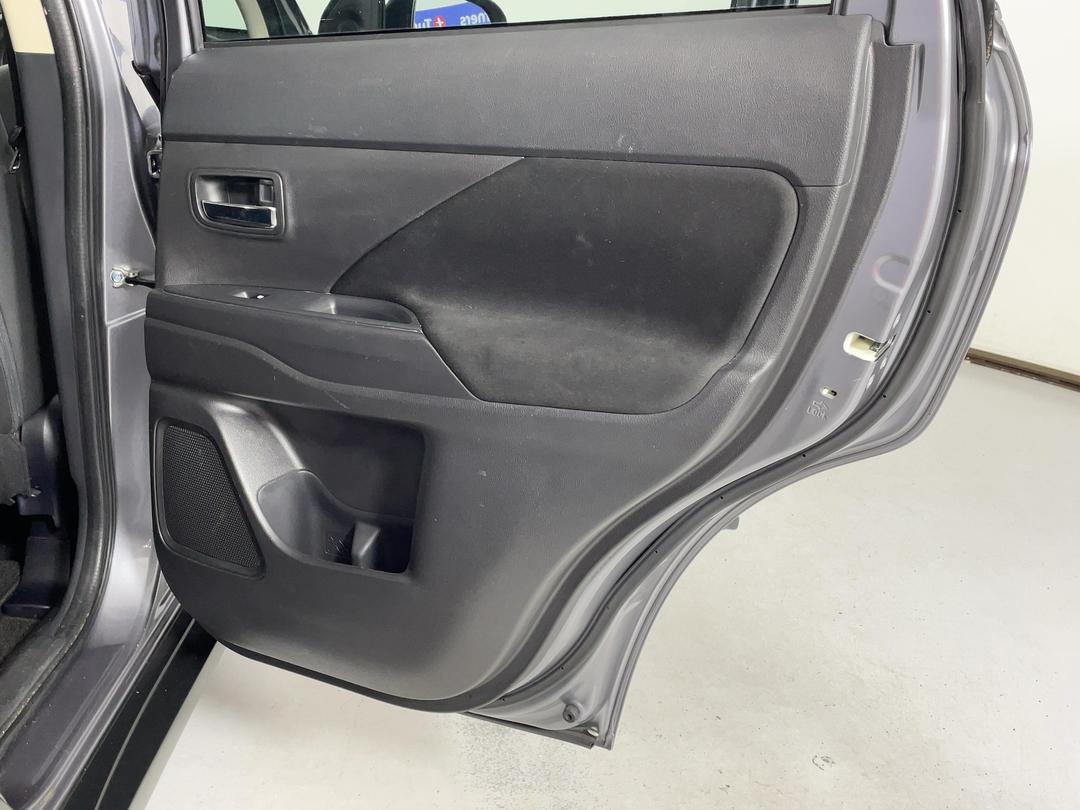 Photo '19' of Mitsubishi Outlander