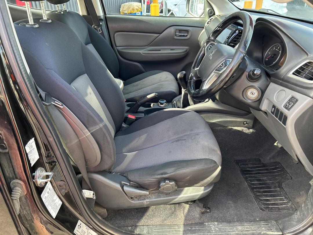 Photo '14' of Mitsubishi Triton DC Glxr 6M