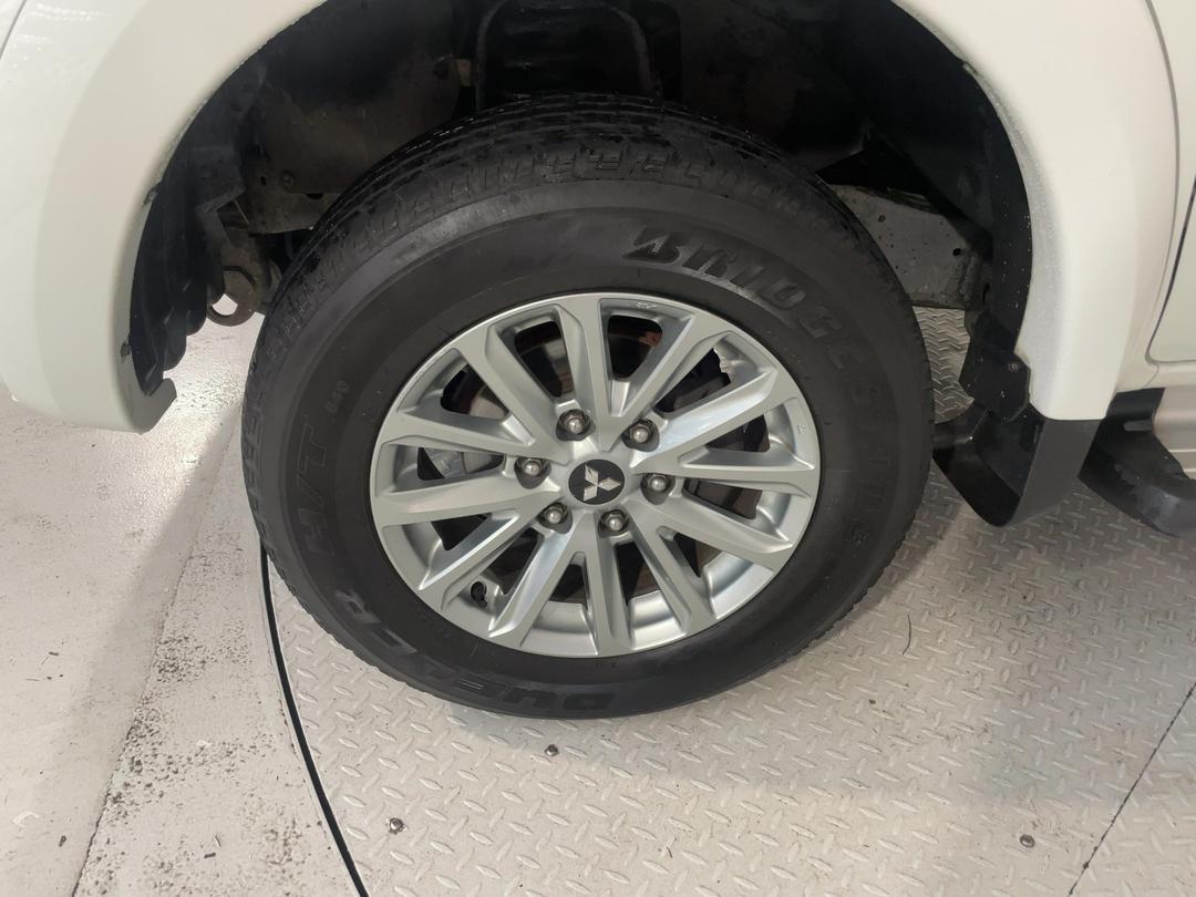 Photo '10' of Mitsubishi Triton
