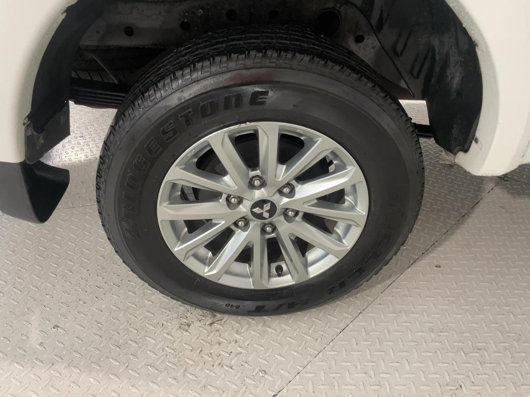 Photo '12' of Mitsubishi Triton