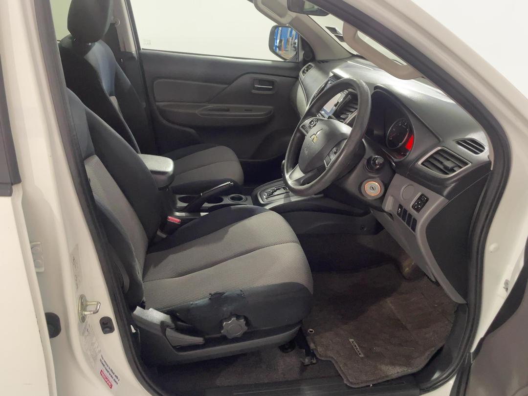 Photo '16' of Mitsubishi Triton