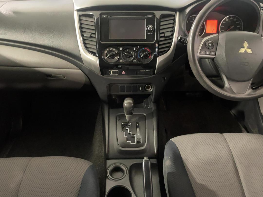 Photo '18' of Mitsubishi Triton