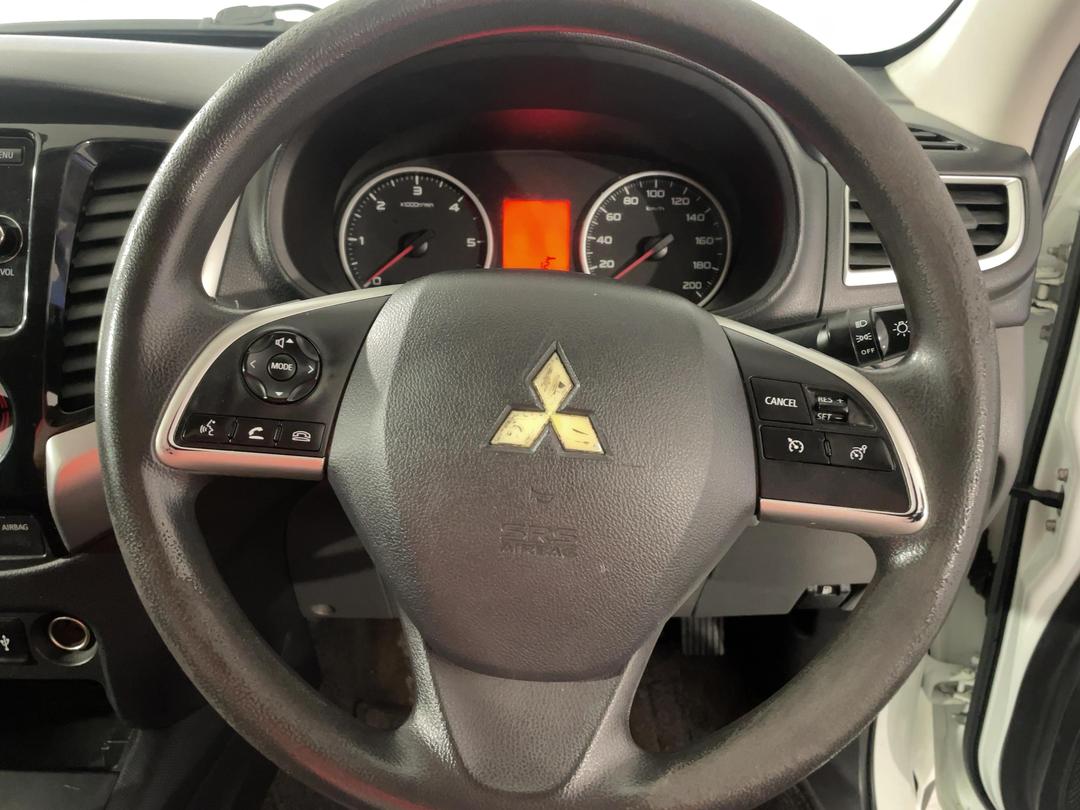 Photo '28' of Mitsubishi Triton