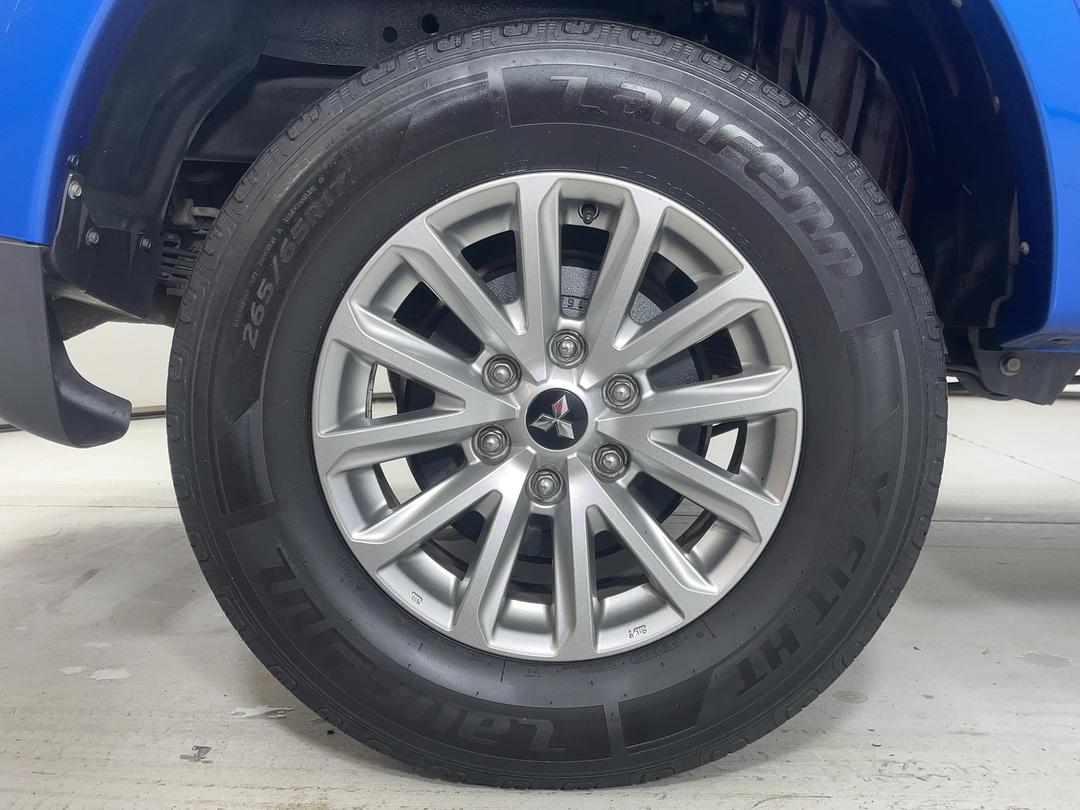 Photo '12' of Mitsubishi Triton