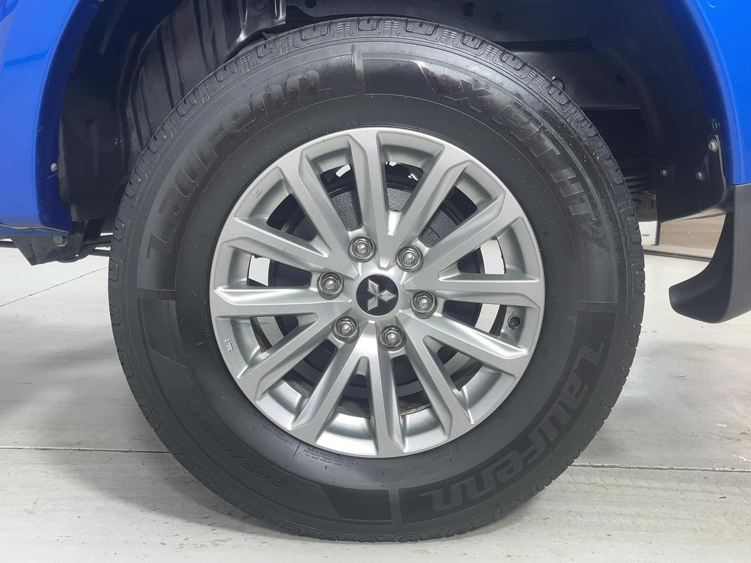 Photo '11' of Mitsubishi Triton