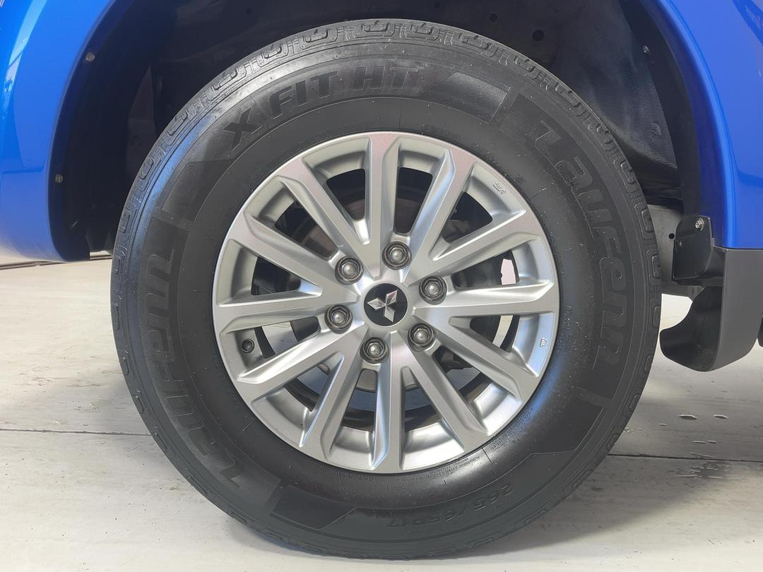 Photo '10' of Mitsubishi Triton