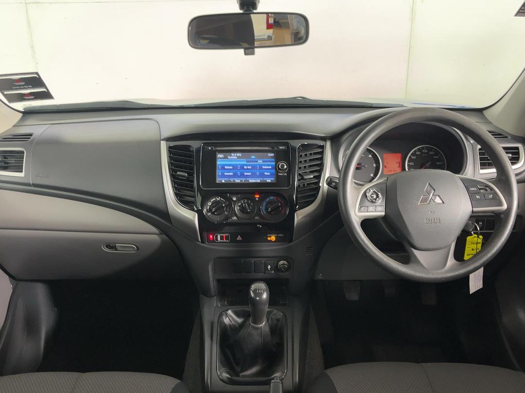 Photo '17' of Mitsubishi Triton