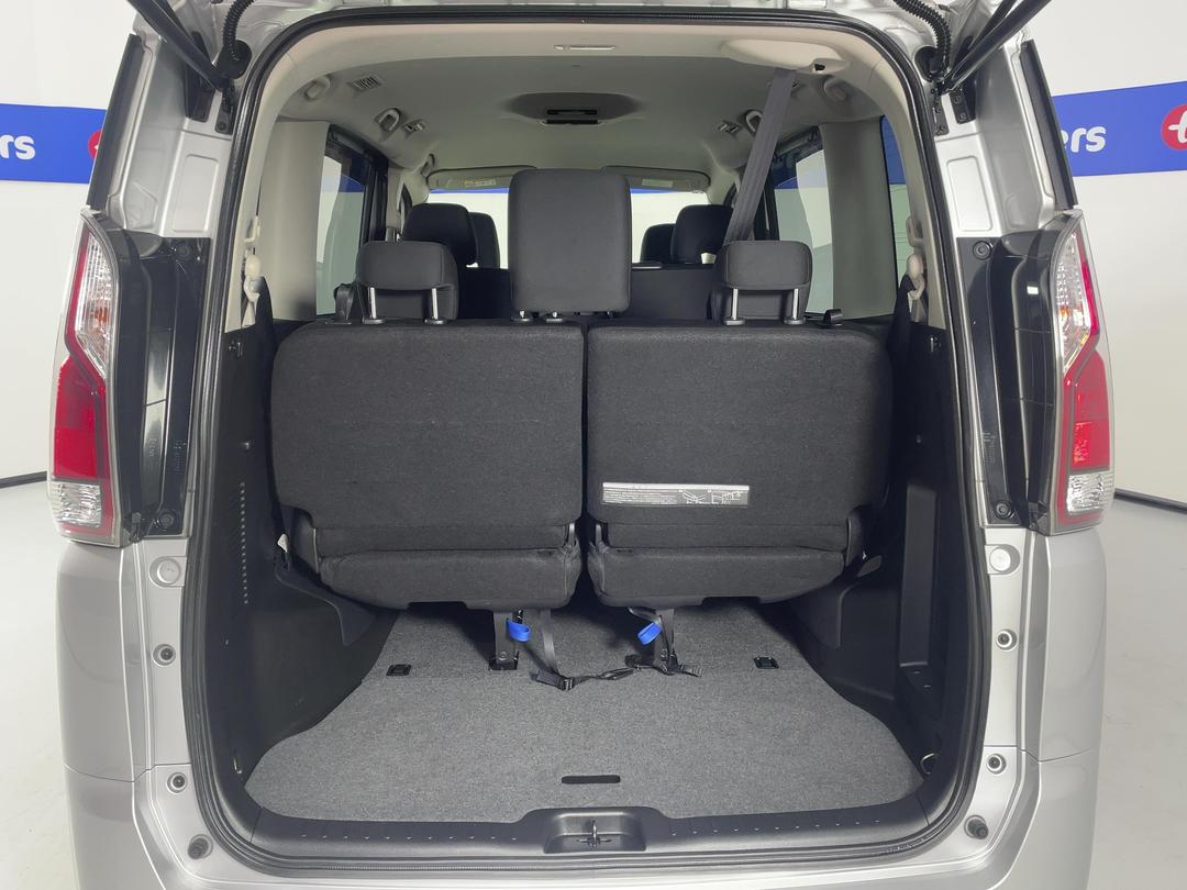 Photo '14' of Nissan Serena