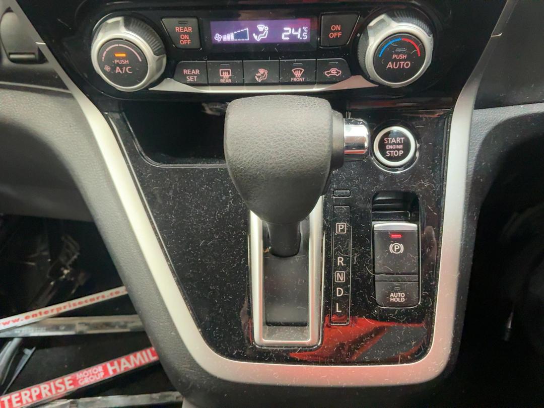 Photo '12' of Nissan Serena Photo '12' of Nissan Serena