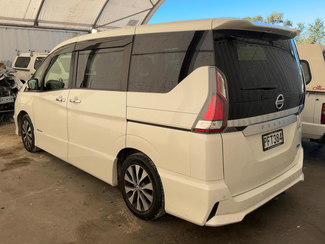 Photo '4' of Nissan Serena Photo '4' of Nissan Serena