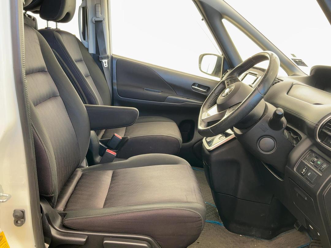 Photo '8' of Nissan Serena Photo '8' of Nissan Serena