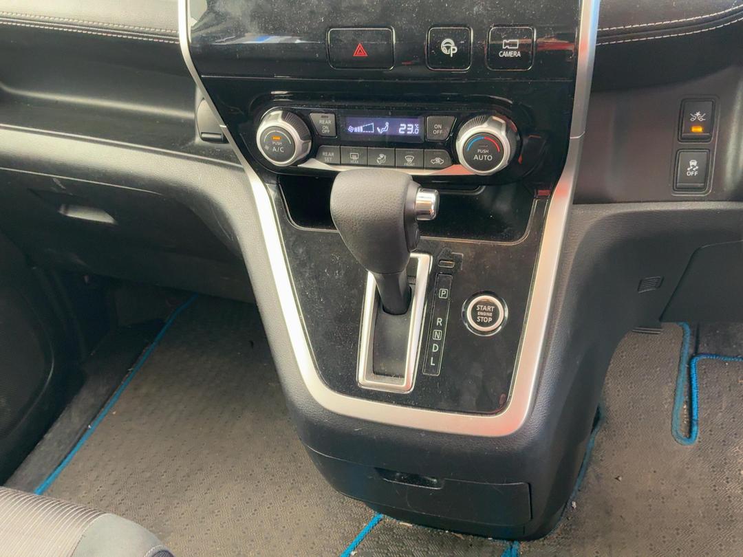 Photo '15' of Nissan Serena Photo '15' of Nissan Serena