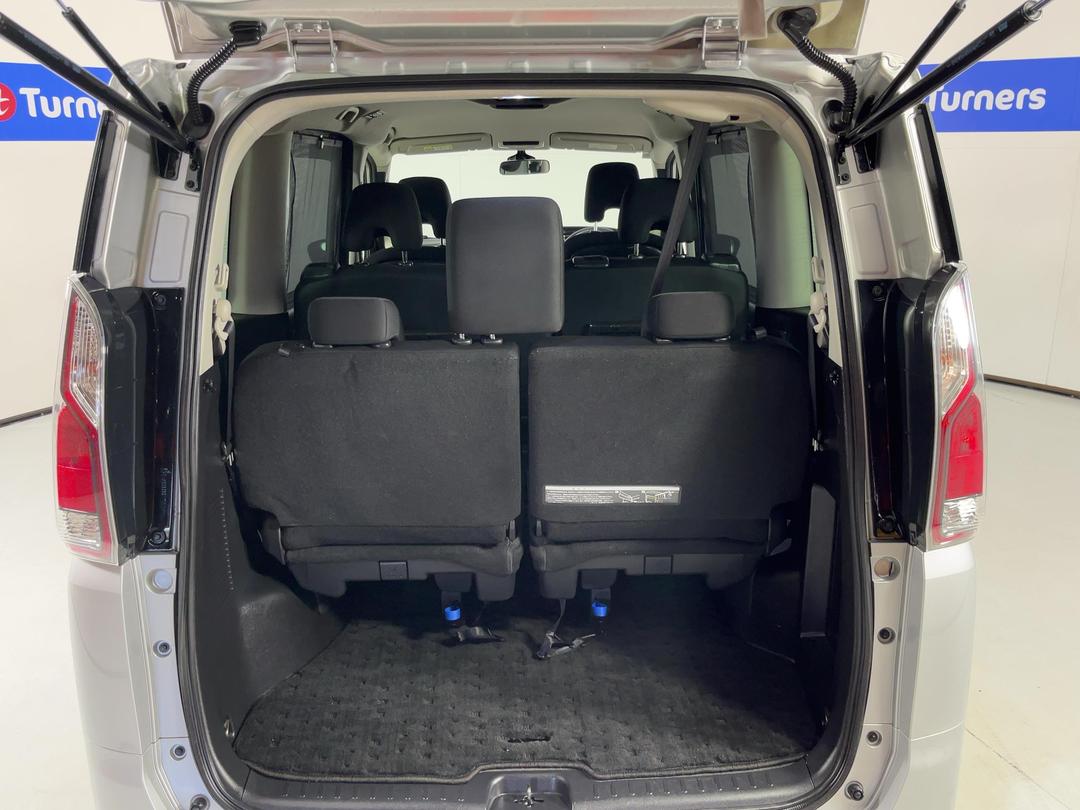 Photo '14' of Nissan Serena
