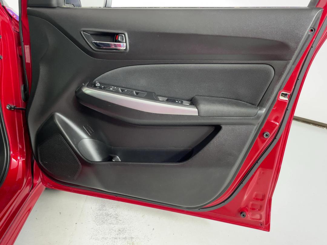 Photo '15' of Suzuki Swift