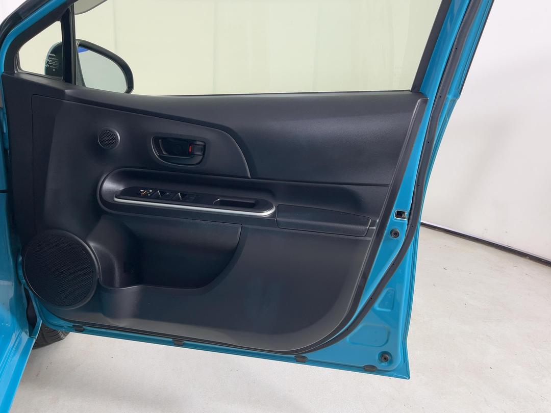 Photo '15' of Toyota Aqua