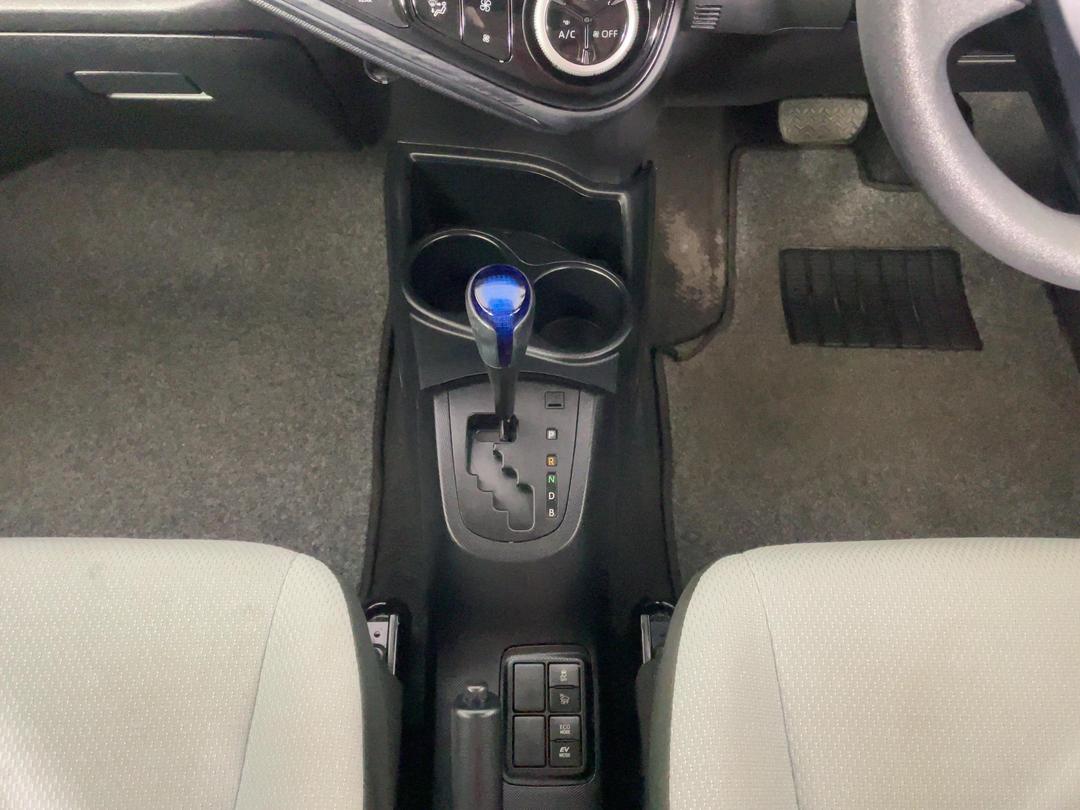 Photo '18' of Toyota Aqua
