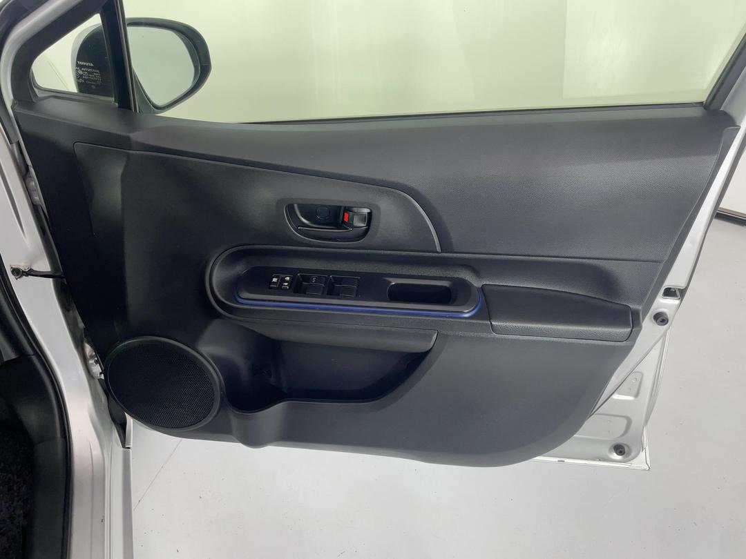 Photo '15' of Toyota Aqua