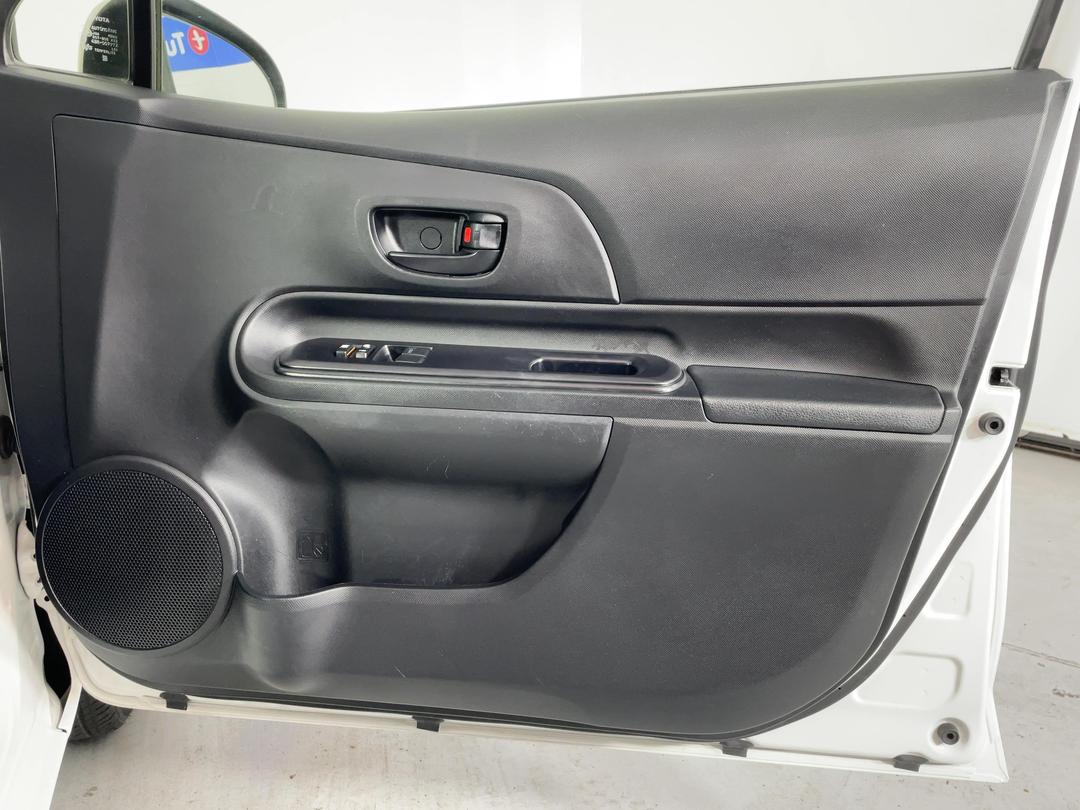 Photo '15' of Toyota Aqua
