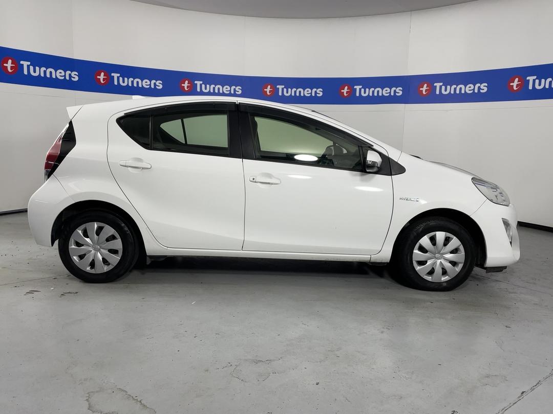 Photo '23' of Toyota Aqua