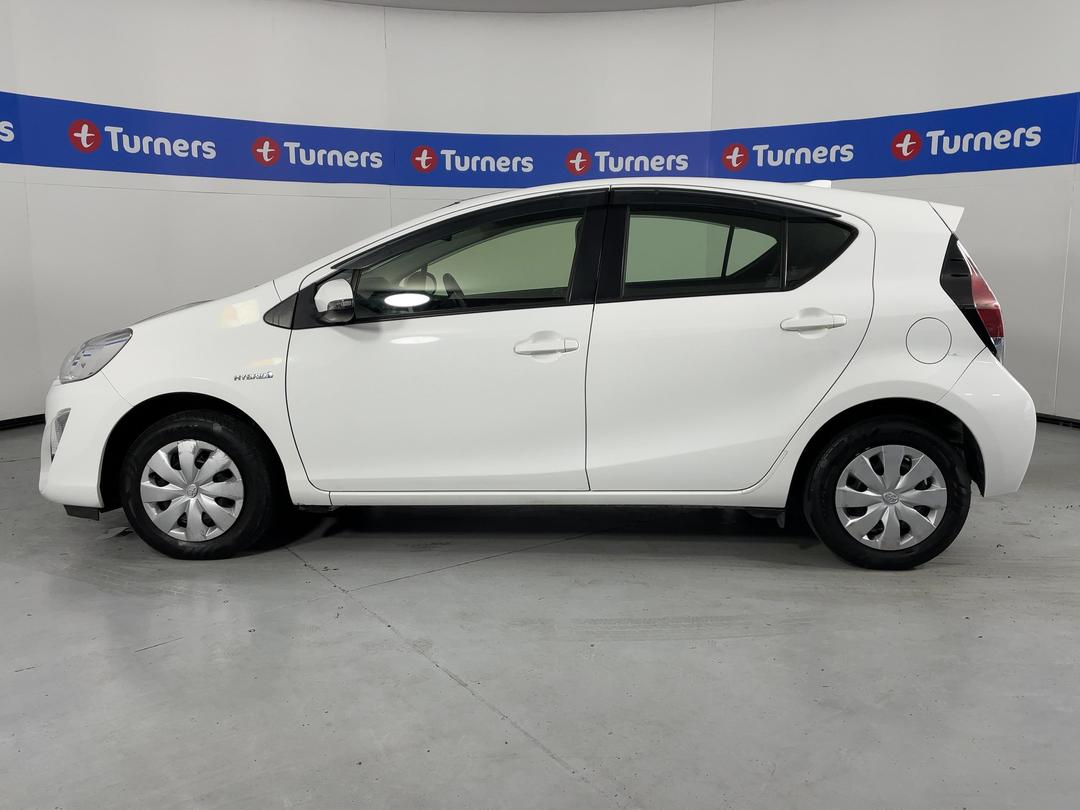 Photo '24' of Toyota Aqua