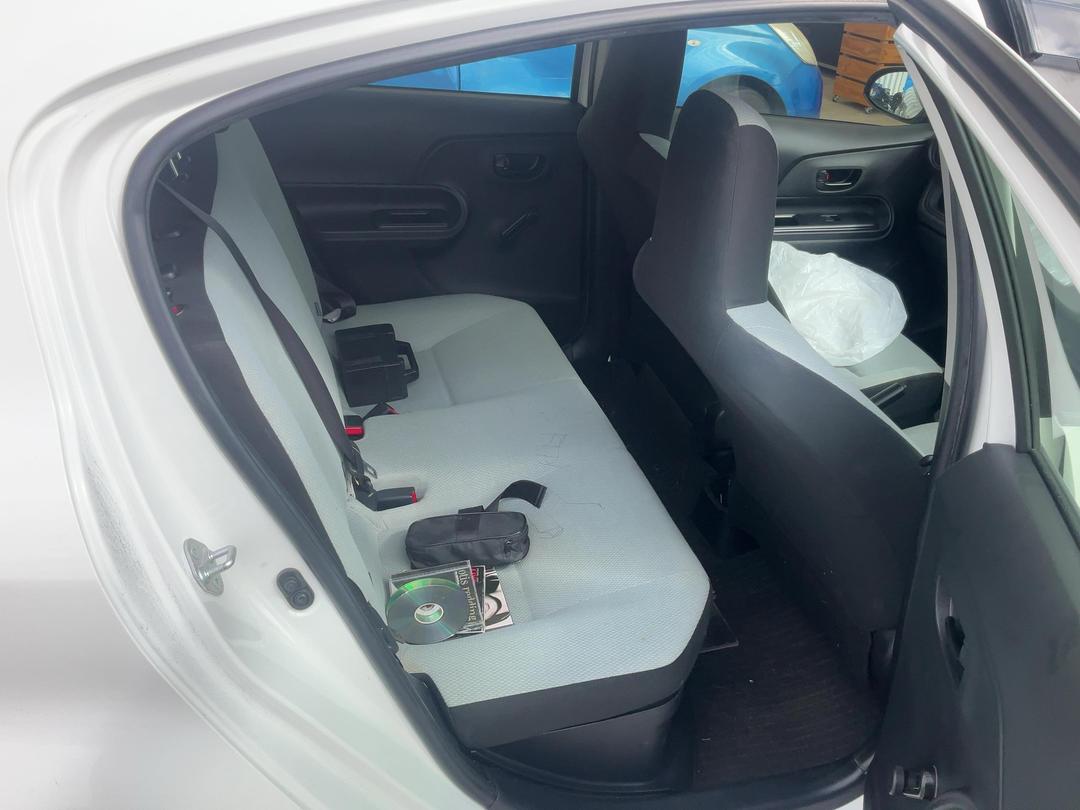 Photo '17' of Toyota Aqua Photo '17' of Toyota Aqua