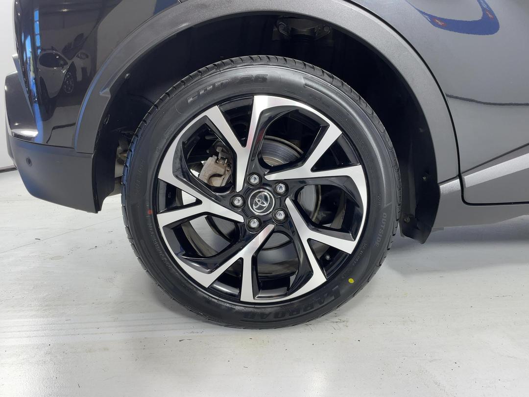Photo '12' of Toyota C-HR