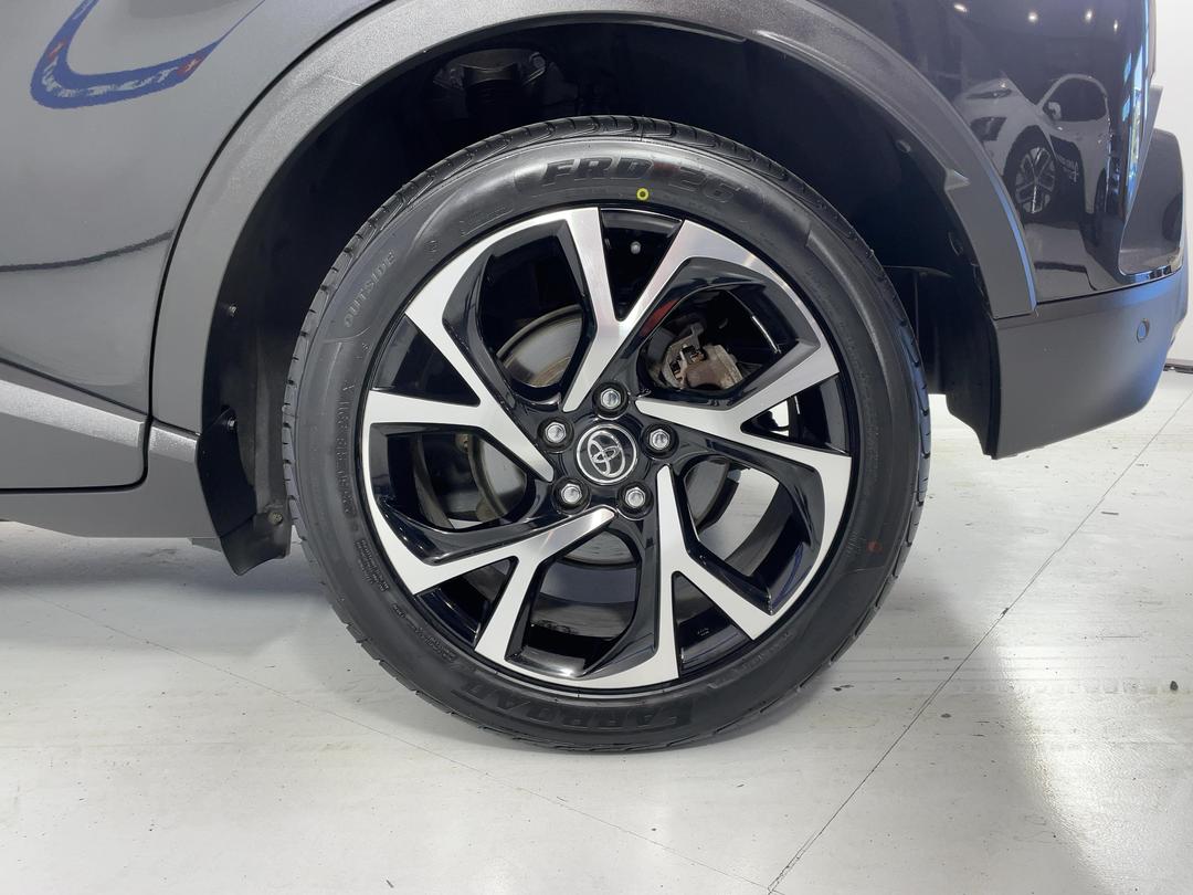 Photo '11' of Toyota C-HR