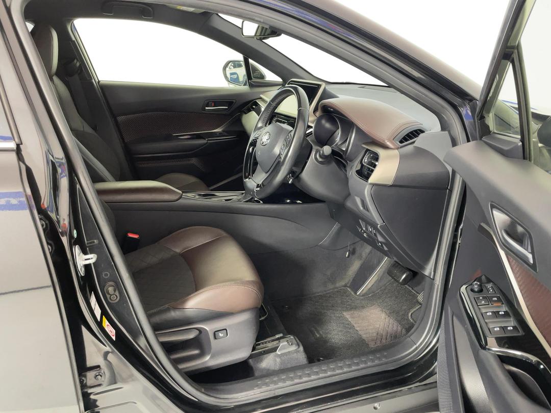 Photo '16' of Toyota C-HR