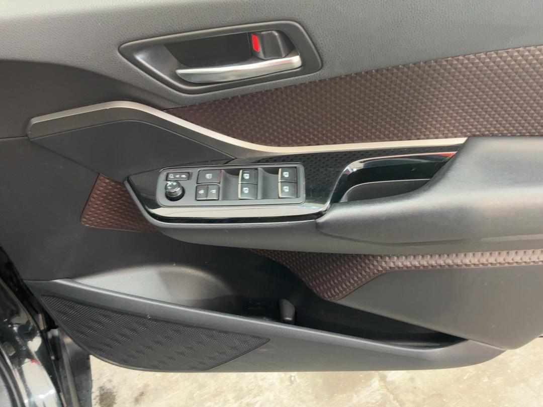 Photo '8' of Toyota C-HR Photo '8' of Toyota C-HR