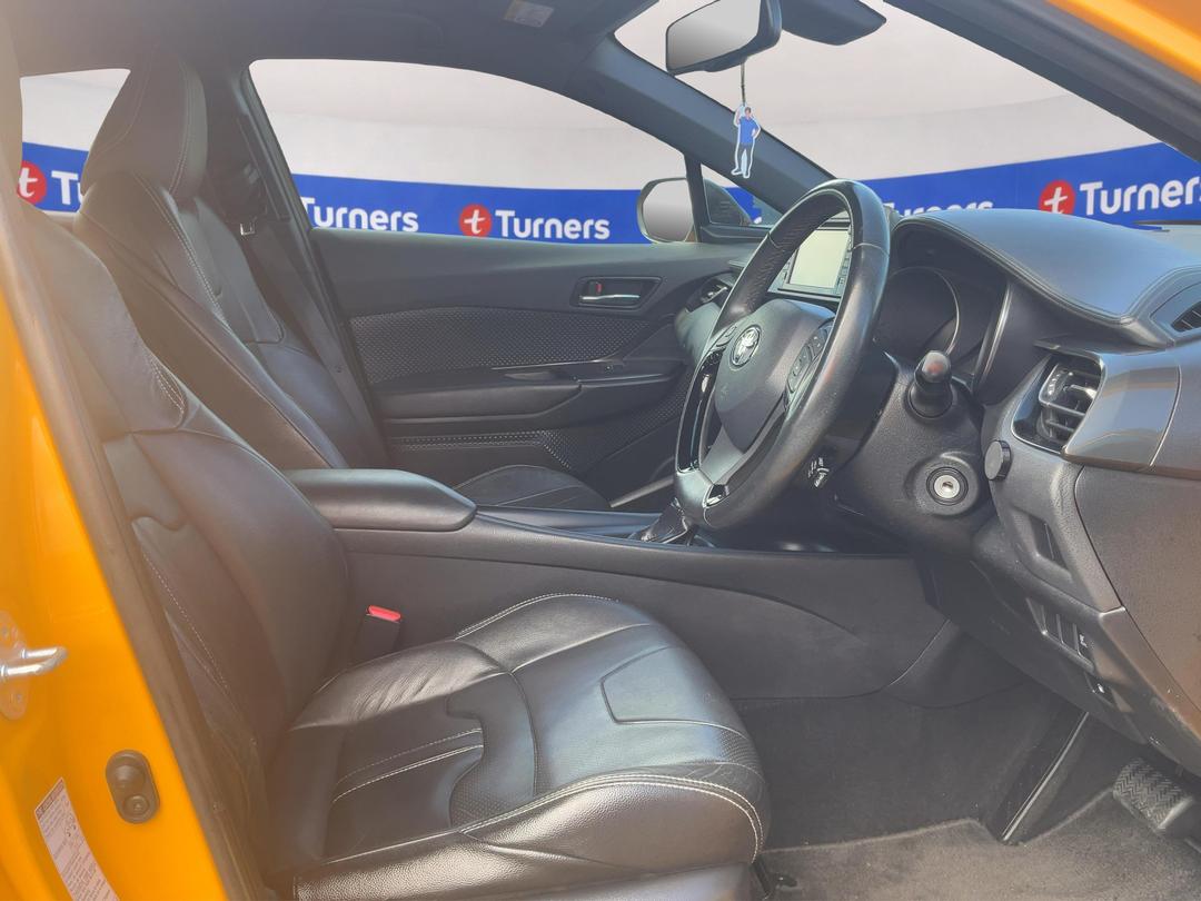 Photo '16' of Toyota C-HR