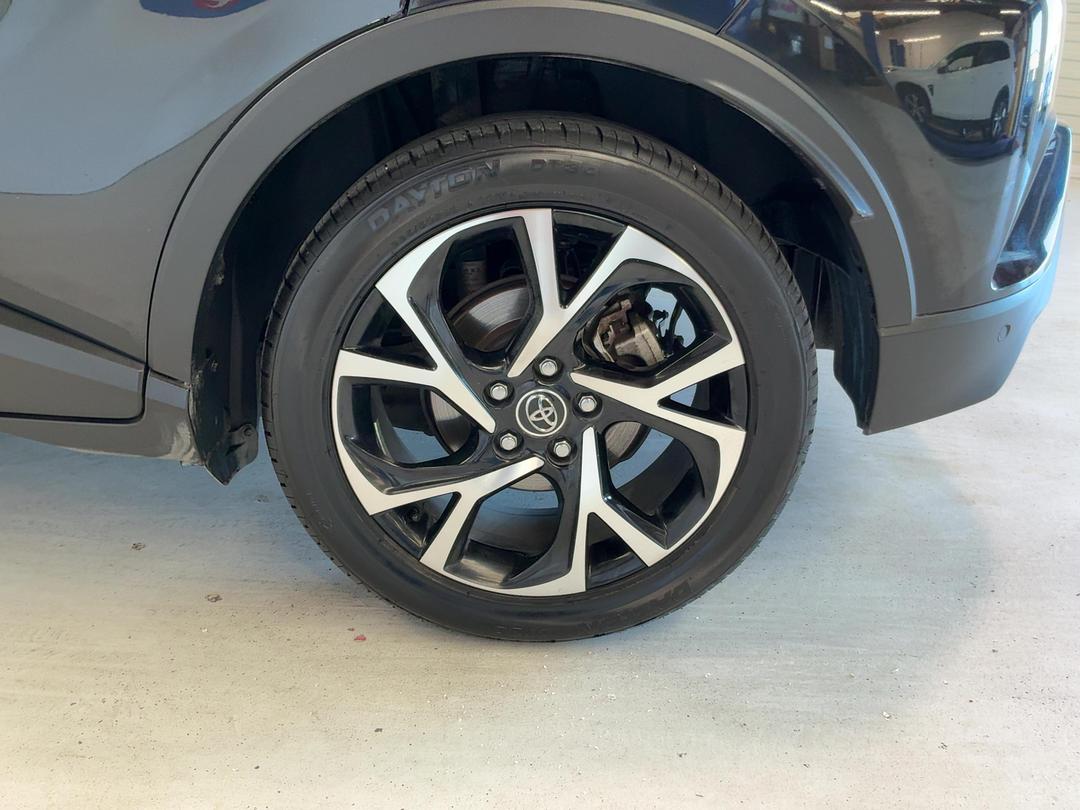 Photo '11' of Toyota C-HR