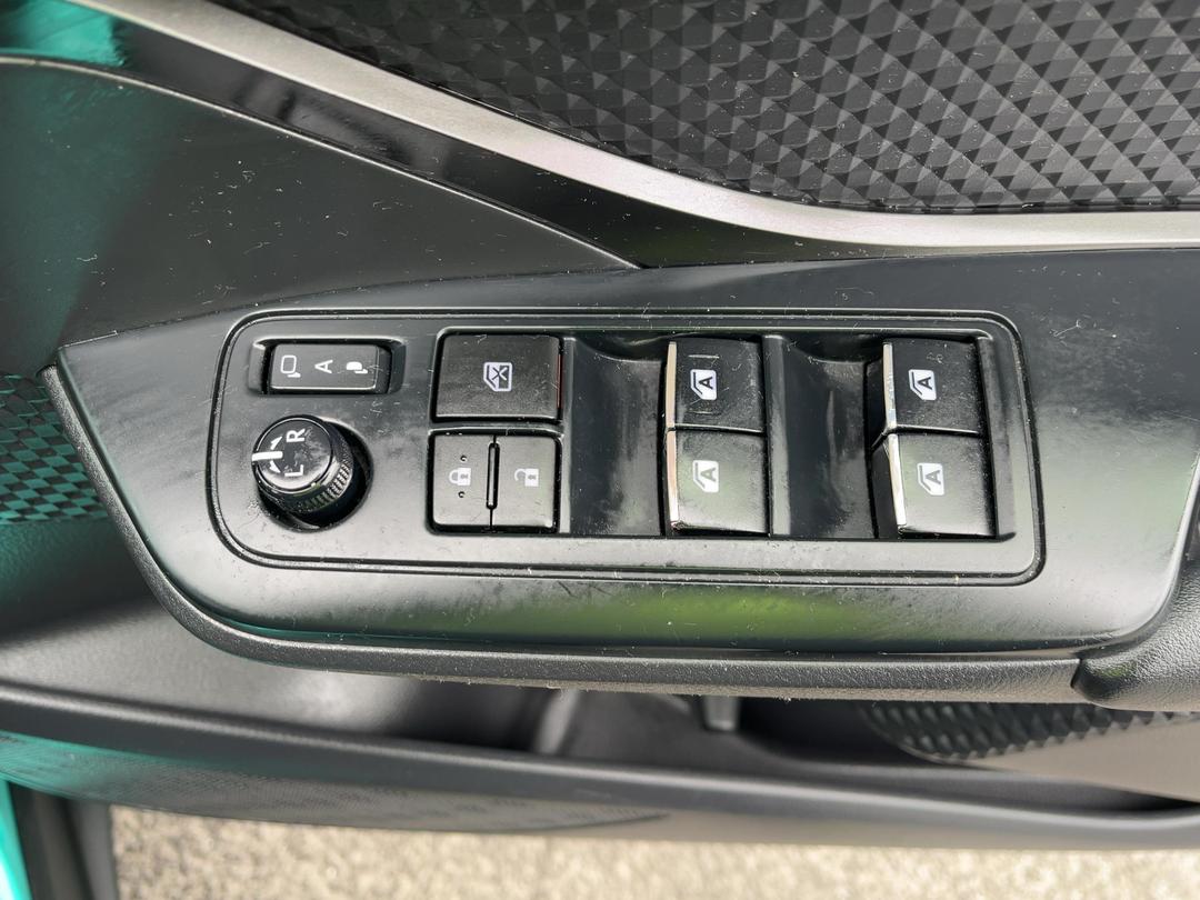 Photo '23' of Toyota C-HR
