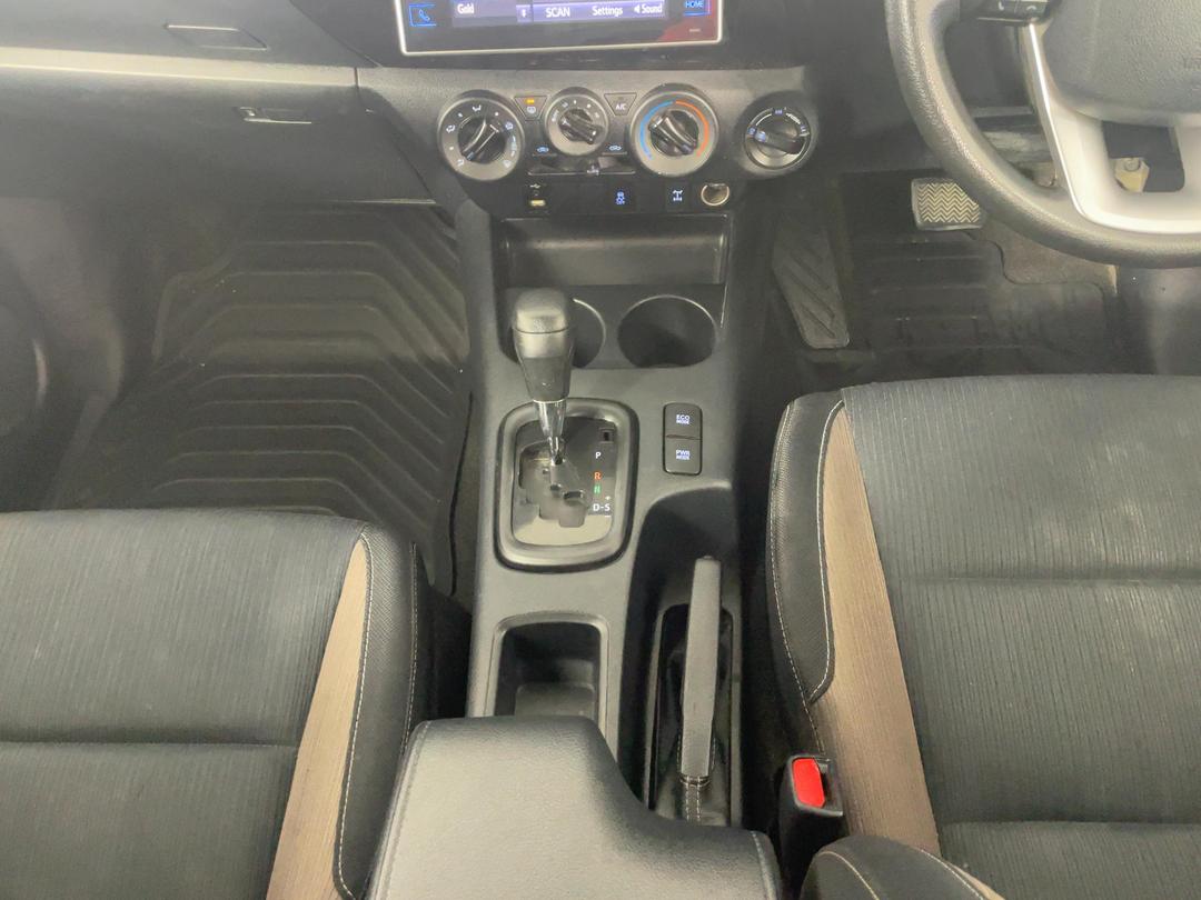 Photo '18' of Toyota Hilux