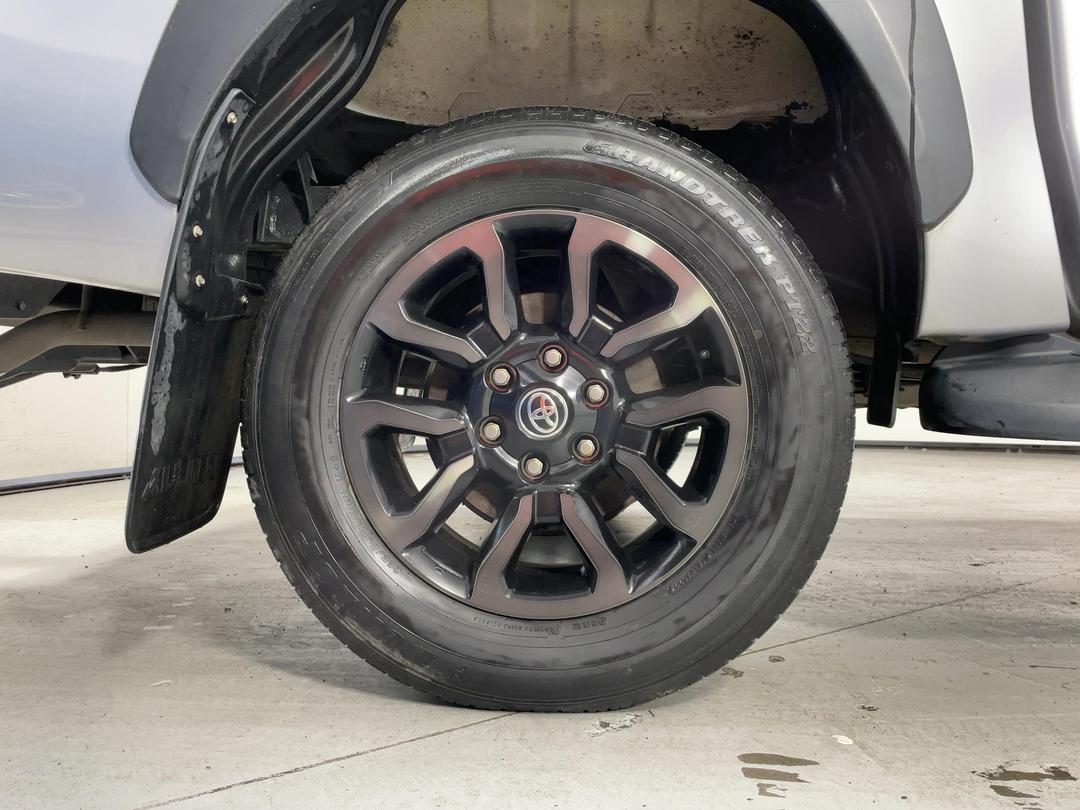 Photo '12' of Toyota Hilux