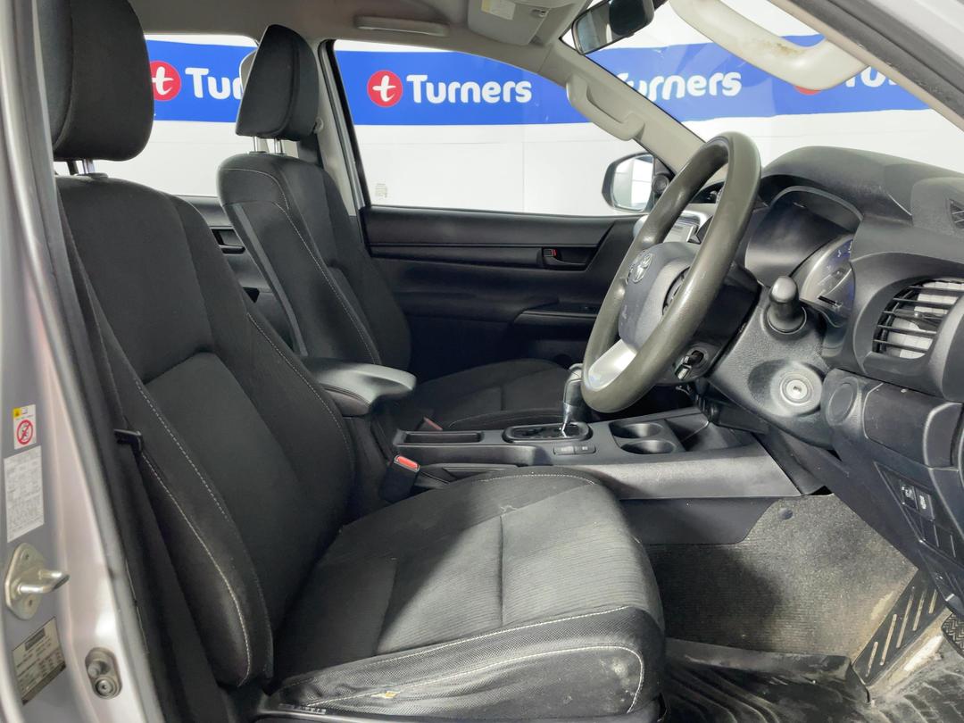 Photo '16' of Toyota Hilux