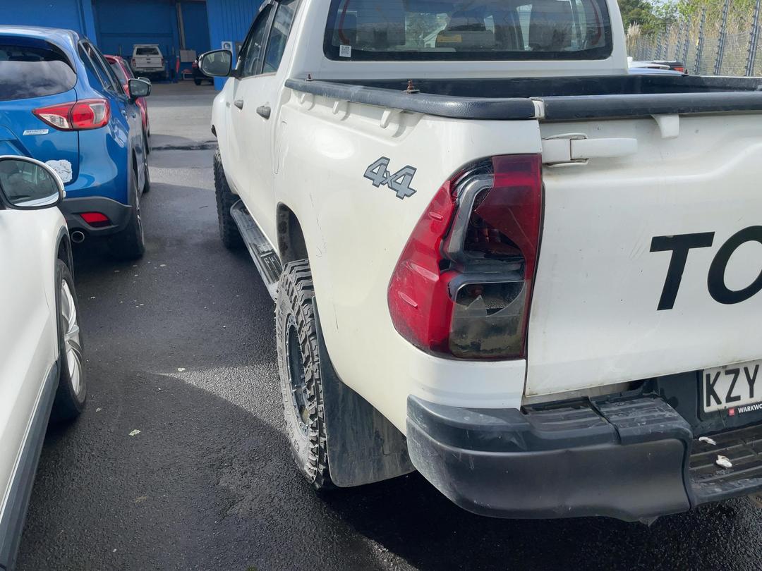 Photo '4' of Toyota Hilux SR TD DC Photo '4' of Toyota Hilux SR TD DC