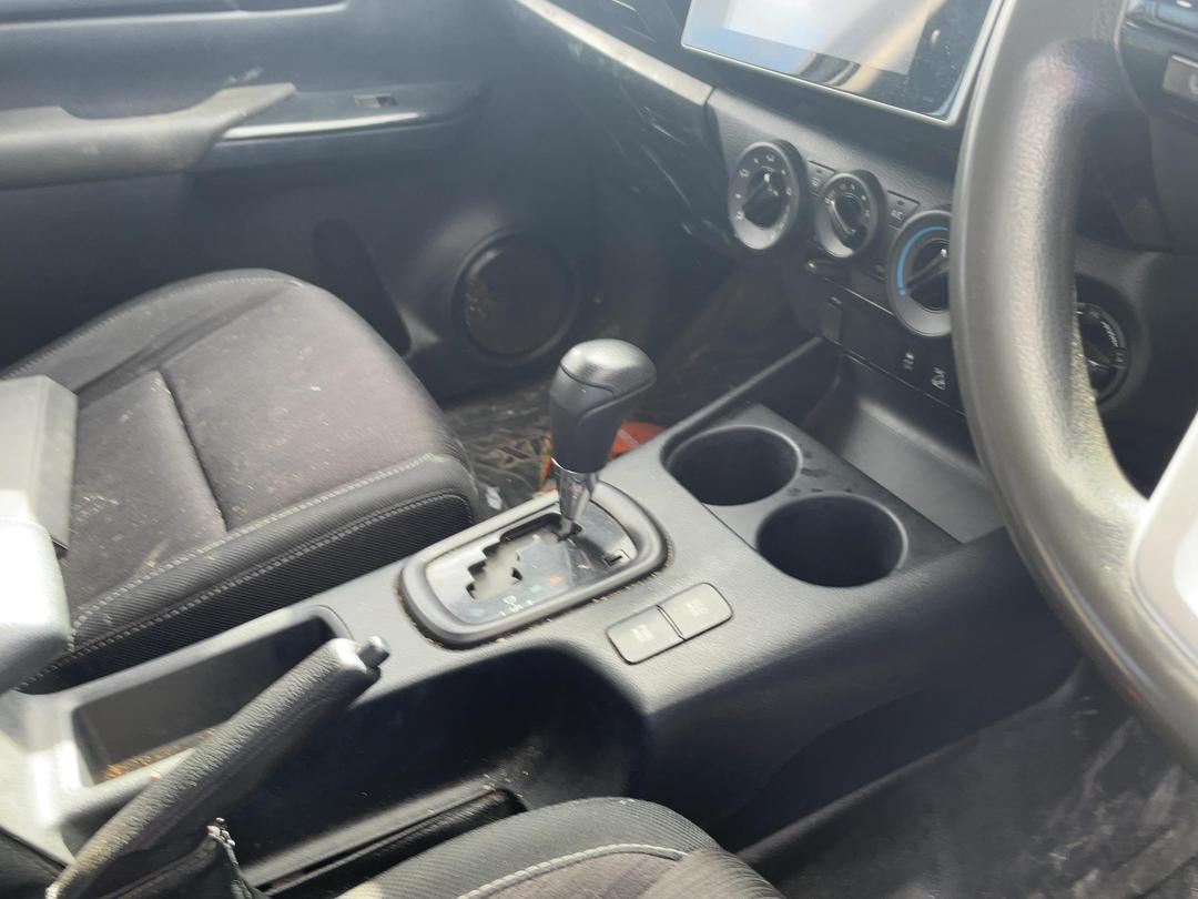 Photo '16' of Toyota Hilux SR TD DC Photo '16' of Toyota Hilux SR TD DC