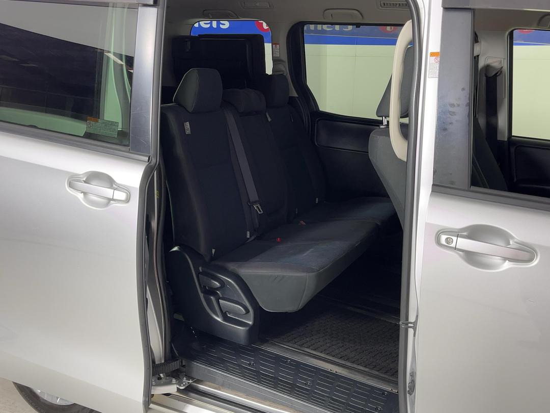 Photo '19' of Toyota Noah